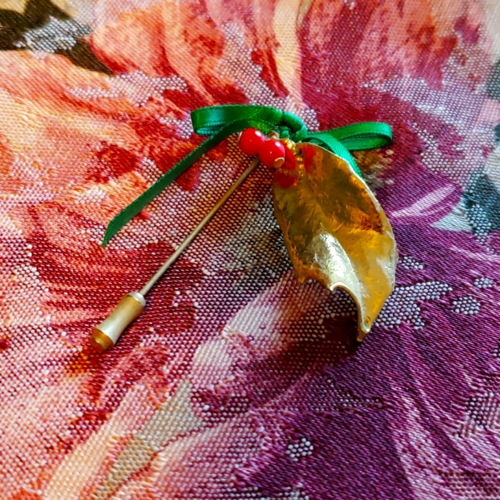 Genuine 24K GEP Holly Leaf Dangle Lapel Pin with Berries & Ribbon Bow